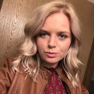 Meet your Posher, Caitlin